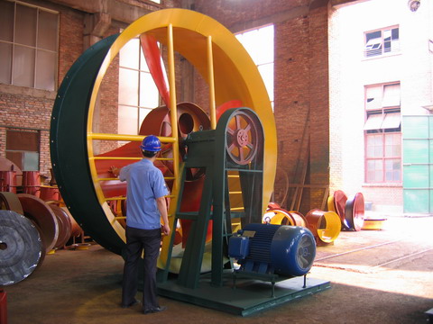 員工冒酷暑為用戶(hù)生產(chǎn)的3米大型軸流風(fēng)機(jī)成品